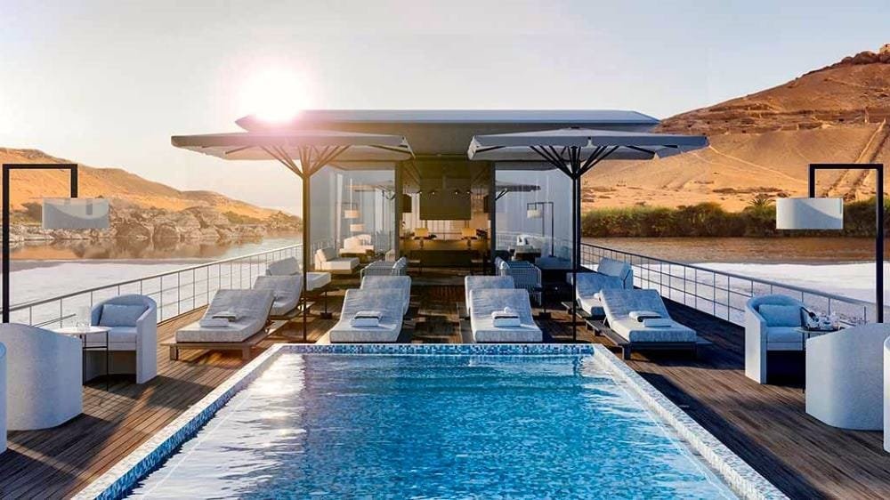 Bañador en piscina de crucero por el Nilo