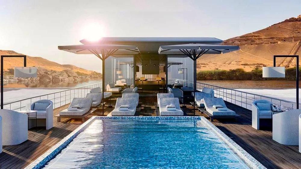 Bañador en piscina de crucero por el Nilo