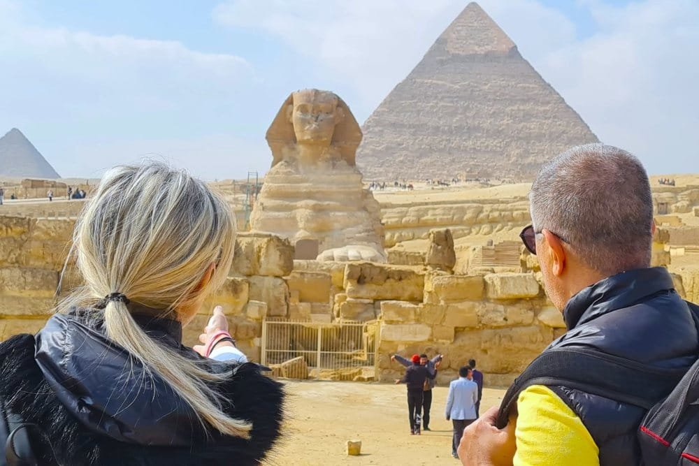 Turistas en un tour completo por El Cairo