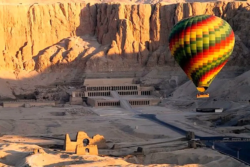 Paseo en globo por Lúxor con GetYourGuide